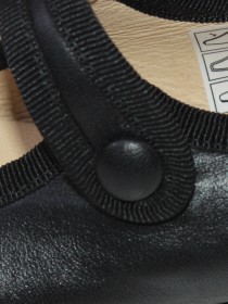 Балетки кожаные чёрные с ремешком на кнопке фото