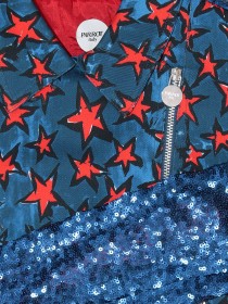 Куртка-косуха синяя принт "Красные звезды" фото