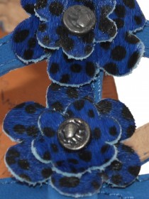 Босоножки синие с цветами кожаные высокие фото
