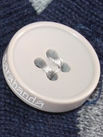 Кардиган светло-серый на пуговицах с темно-синей и серой отделкой фото
