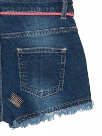 Шорты джинсовые с красным поясом-шнурком фото