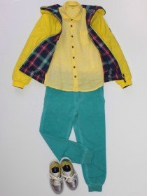 купить Комплект: брюки цвета морской волны трикотажные и желтая льняная рубашка