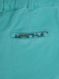 Комплект: брюки цвета морской волны трикотажные и желтая льняная рубашка фото