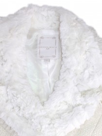 Пальто молочного цвета двубортное с отделкой белым мехом цена