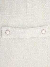 Пальто молочного цвета двубортное с отделкой белым мехом фото