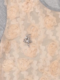 Туника серая с люрексом и розами персикового цвета с брошью "Обезьянки" фото