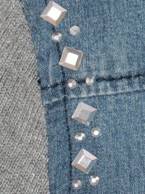 Рубашка джинсовая с серыми трикотажными рукавами и клёпками  цена