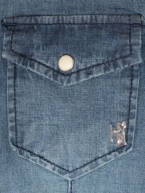 Рубашка джинсовая с серыми трикотажными рукавами и клёпками  фото