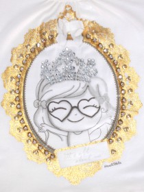Лонгслив белый с золотой отделкой и принтом "Принцесса" фото