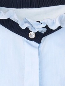 Блузка голубая с декором на воротничке и рюшами на рукавах фото