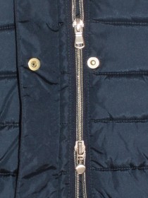 Пальто пуховое темно-синее с широкой чёрной резинкой на талии  и натуральным мехом на капюшоне цена