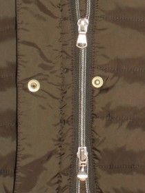Пальто пуховое темно-оливкового цвета с широкой чёрной резинкой на талии и пышным мехом на капюшоне цена