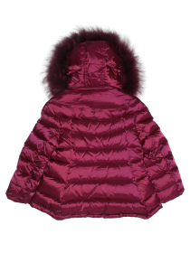 Пальто укороченное пуховое малинового цвета с капюшоном и пышной опушкой в цвет фото