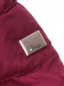 Пальто укороченное пуховое малинового цвета с капюшоном и пышной опушкой в цвет фото