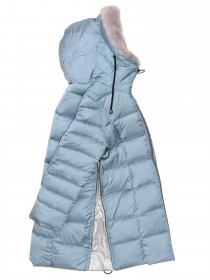 Пуховое пальто голубое с перламутровыми вставками фото
