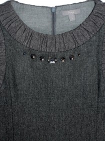 Сарафан темно-серый с оборками и украшением на груди фото
