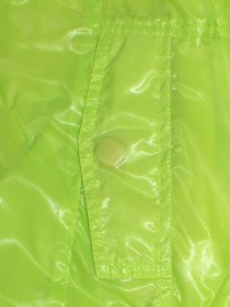 Ветровка ярко зеленого цвета с капюшоном и брендингом  фото