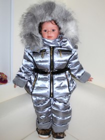 Комплект серебряный зимний пуховой: куртка с чёрным поясом натуральным мехом на капюшоне и комбинезон фото