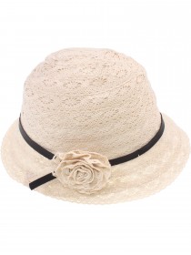 Шляпа бежевая кружевная с цветком и кожаным ремешком
