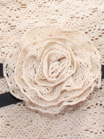 Шляпа бежевая кружевная с цветком и кожаным ремешком фото