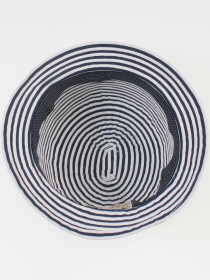Шляпа белая в темно-синюю полоску в морском стиле фото