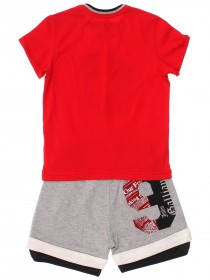 Комплект красная футболка с черным принтом и серые шорты цена