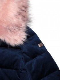 Пальто пуховое бархатное ярко-синее с розовым пышным мехом на капюшоне фото