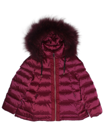Пальто укороченное пуховое малинового цвета с капюшоном и пышной опушкой в цвет